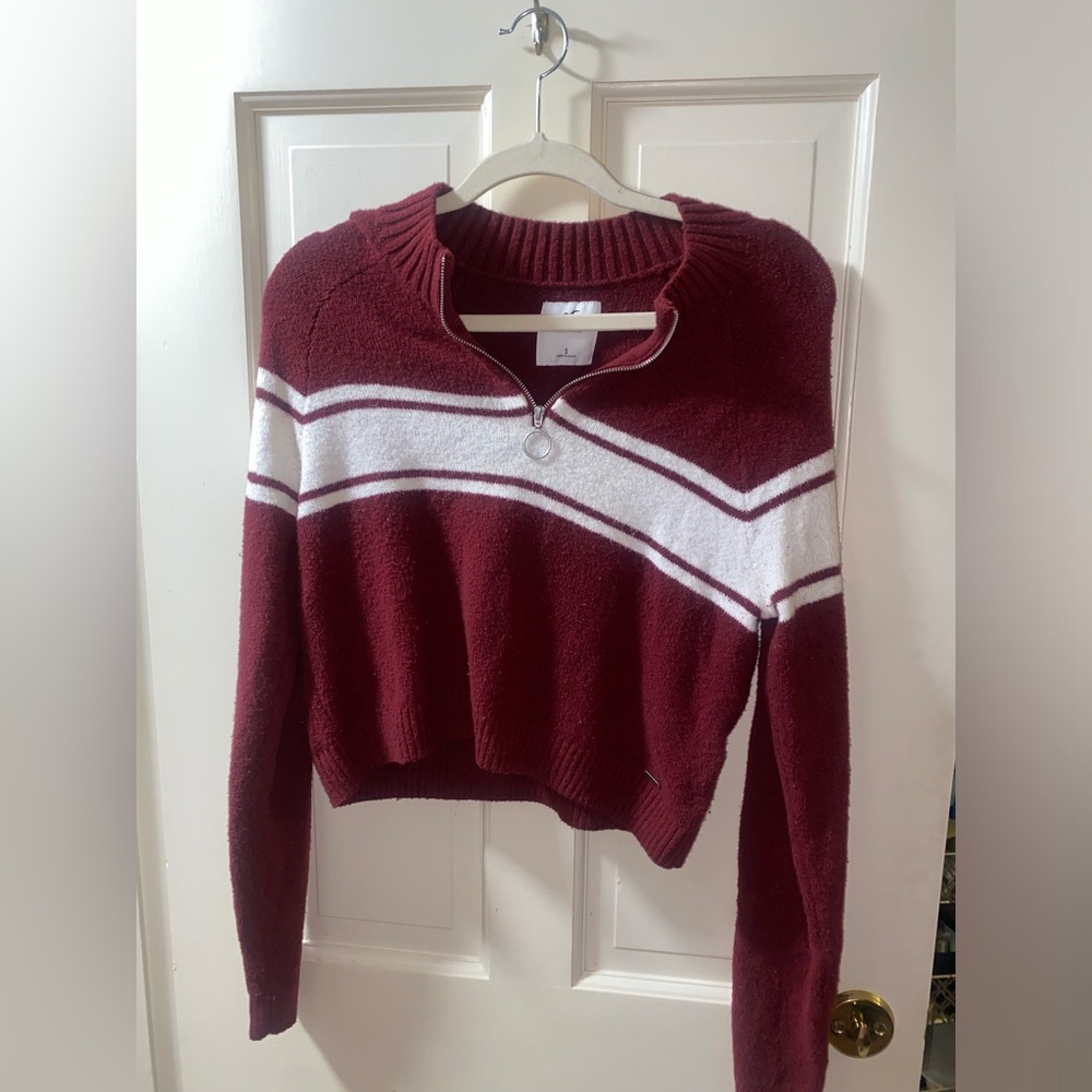 HOLLISTER ZIP UP SWEATER